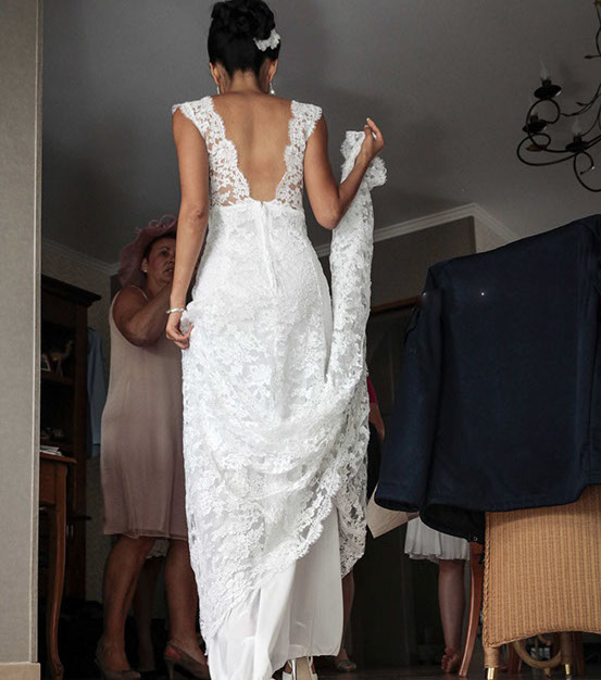 la mariée est de dos et rentre dans la maison