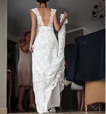 la mariée est de dos et rentre dans la maison