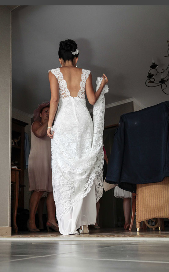 la mariée est de dos et rentre dans la maison