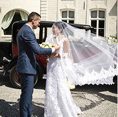 Les maries sont de face et aurelien offre le bouquet à Krystal