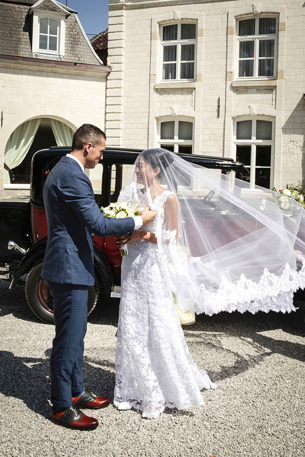 Les maries sont de face et aurelien offre le bouquet à Krystal