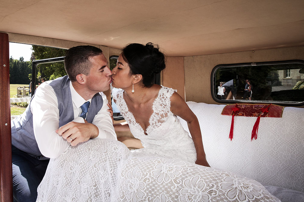 LA MARI2E EST ASSISE SUR LA BANQUETTE ARRIERE DE LA VIEILLE VOITURE ET AURELIEN APPROCHE POUR LUI FAIRE UN BISOU