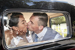 UN PETIT BISOU ? LA PHOTO EST PRISE PAR LA LUNETTE ARRIERE DE LA VIEILLE VOITURE