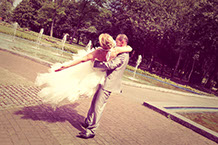 COUPLE EN ROTATION FAISANT VOLER LA ROBE DE LA MARIEE ? COULEUR LES NOIRS SONT VIRES VERS LE MAUVE