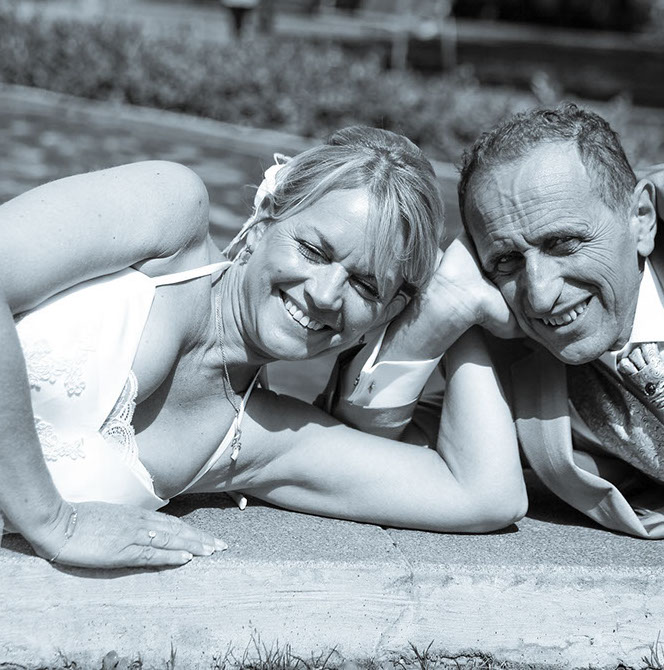 TETE A TETE ALLONGES SUR LE BORD DU BASSIN