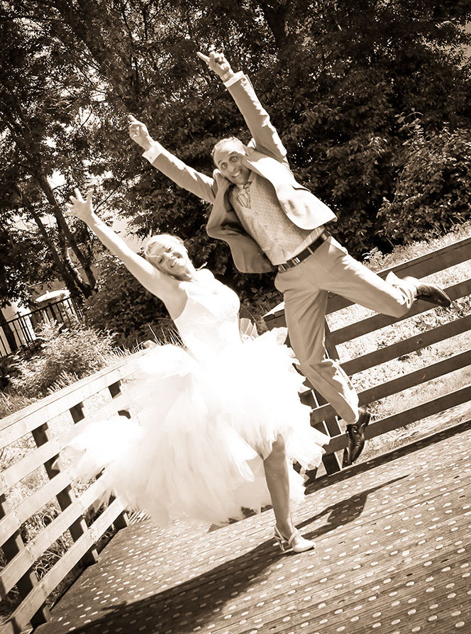 COUPLE QUI SAUTE EN L'AIR ? EN SEPIA