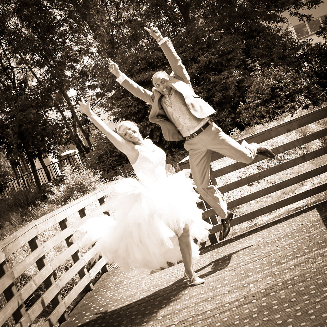 COUPLE QUI SAUTE EN L'AIR ? EN SEPIA