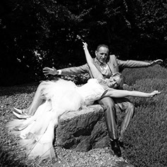 MARIEE ALLONGEE SUR LE MARIE ASSIS SUR UN GROS BLOC DE BETON