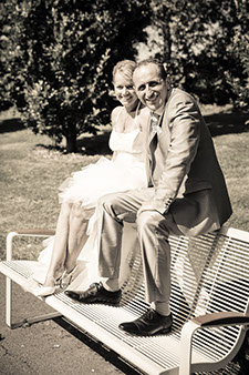 COUPLE ASSIS SUR LE DOSSIER D'UN BANC PERFORE JARDIN DE GRANDE-SYNTHE