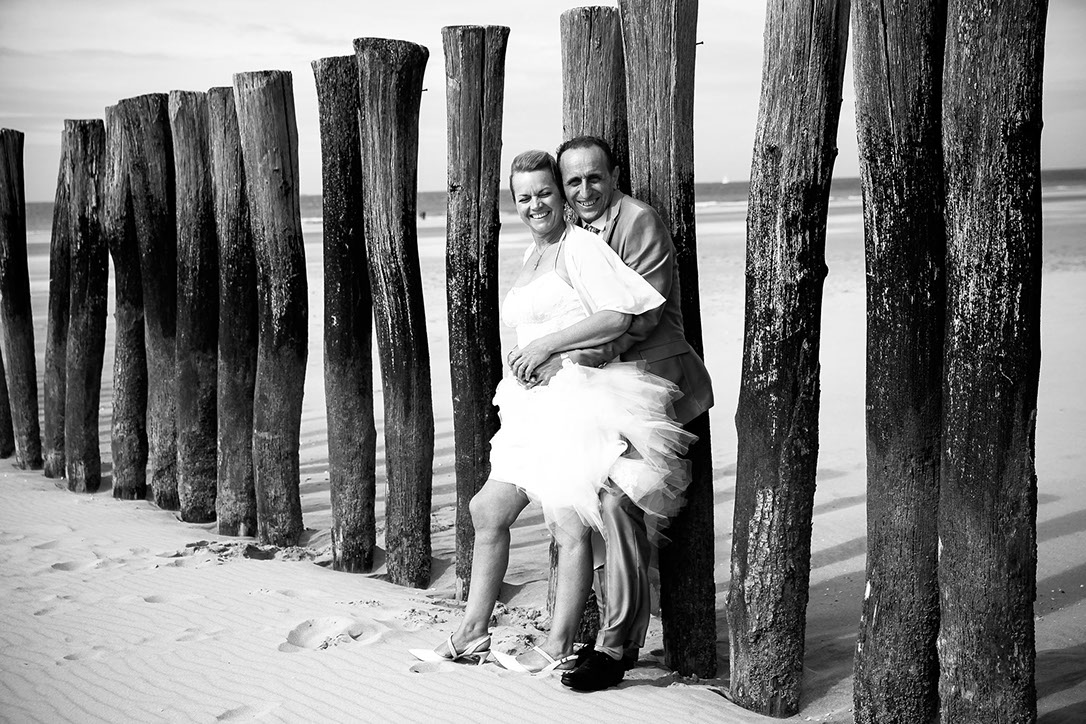 COUPLE EN NOIR ET BLANC DEVANT LES PIEUX DE BLERIOT PLAGE