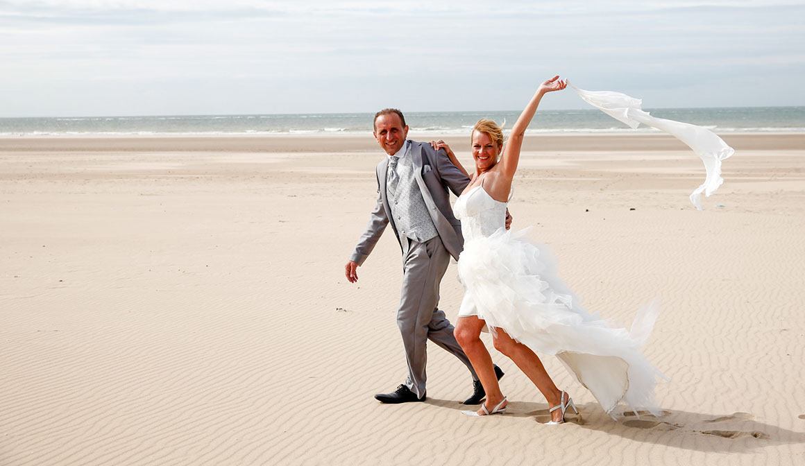 MARIES AVANCANT FACE AU VENT SUR LA PLAGE , VOILE AU VENT