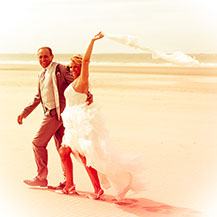 MARIE EN COUPLE LE BRAS LEVE AVEC UN VOILE AGITE PAR LE VENT ? LA COULEUR EST JAUNE DOREE