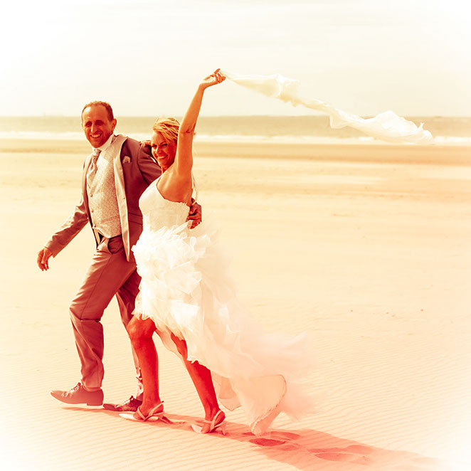 MARIE EN COUPLE LE BRAS LEVE AVEC UN VOILE AGITE PAR LE VENT ? LA COULEUR EST JAUNE DOREE