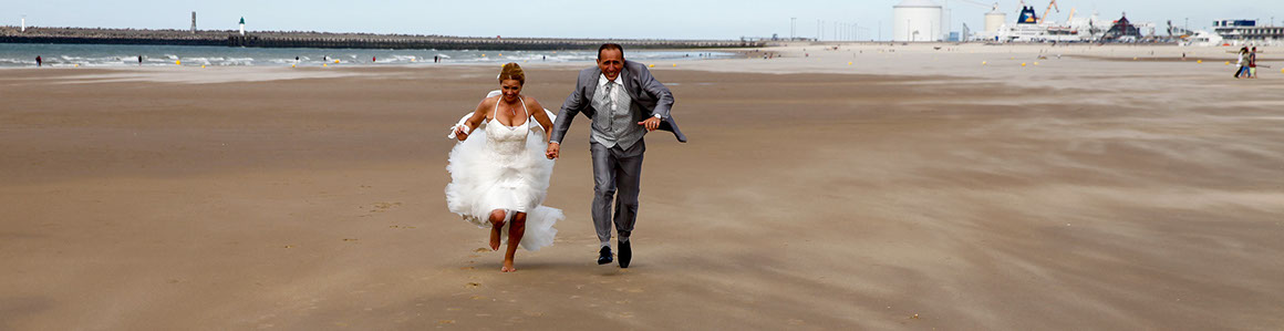 COUPLE DE MARIAGE COURANT SUR LA PLAGE EN PANORAMIQUE