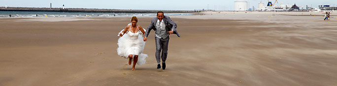 COUPLE DE MARIAGE COURANT SUR LA PLAGE EN PANORAMIQUE