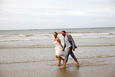 MARIE MAIN LA MAIN MARCHANT DANS L'EAU SUR LA PLAGE