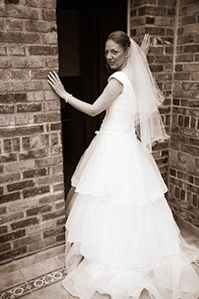 MARIEE EN SEPIA DEVANT LA PORTE DE LA MAISON