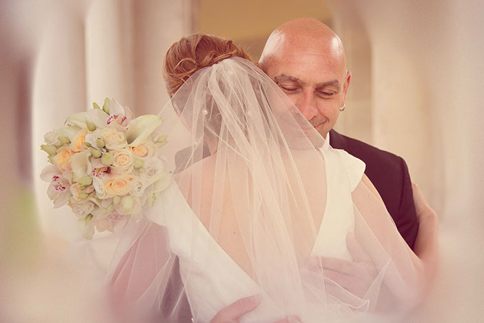 COUPLE ENLACE E DOS AVEC FLOU EN VIGNETTAGE ET COULEUR SAUMON