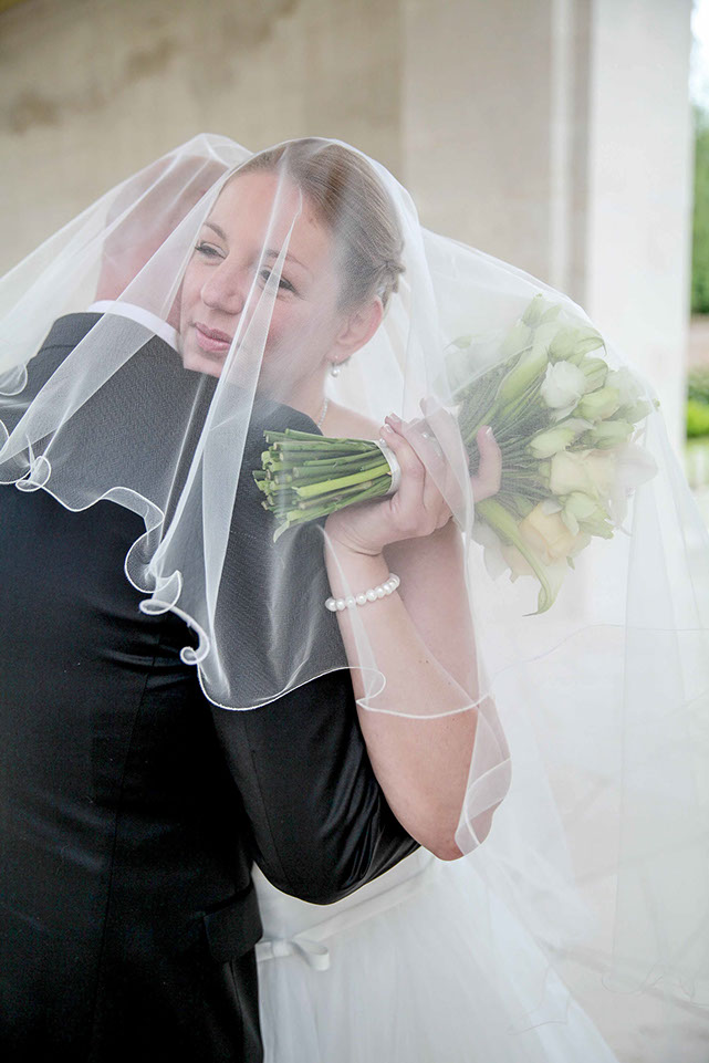 MARIEE AVEC SON VOILE SUR L'EPAULE DE SON MARI