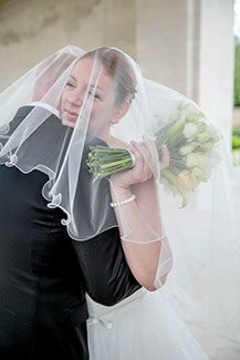 MARIEE AVEC SON VOILE SUR L'EPAULE DE SON MARI