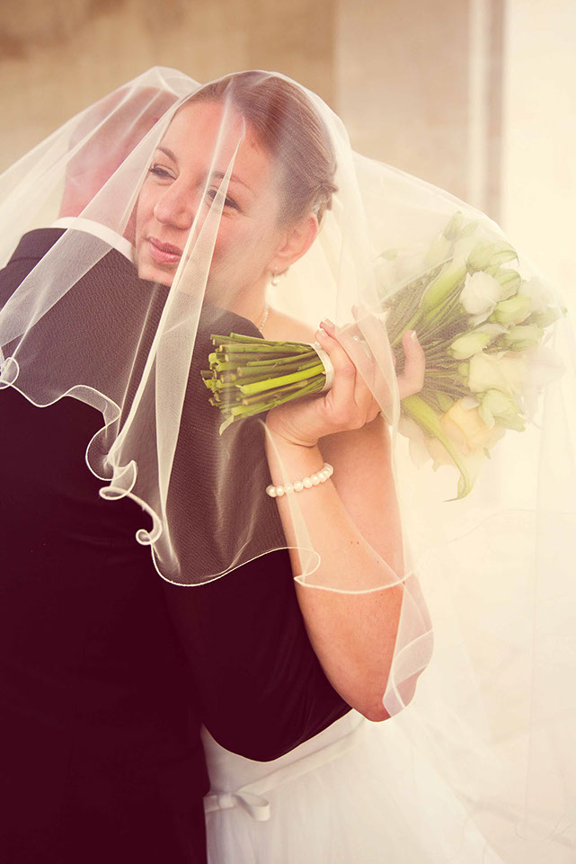 MARIE ENLACE AVEC VOILE SUR LA TETE DE LA MARIEE