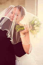 MARIE ENLACE AVEC VOILE SUR LA TETE DE LA MARIEE