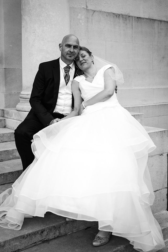 COUPLE ASSIS SUR LES MARCHE