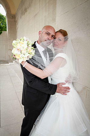 COUPLE DE 3/4 ADOSSES SUR UN MUR EN TETE A TETE