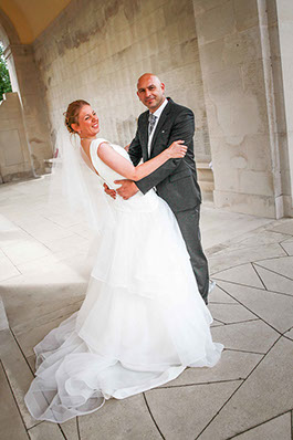 COUPLE EN DECALE SOUS UNE ARCHE
