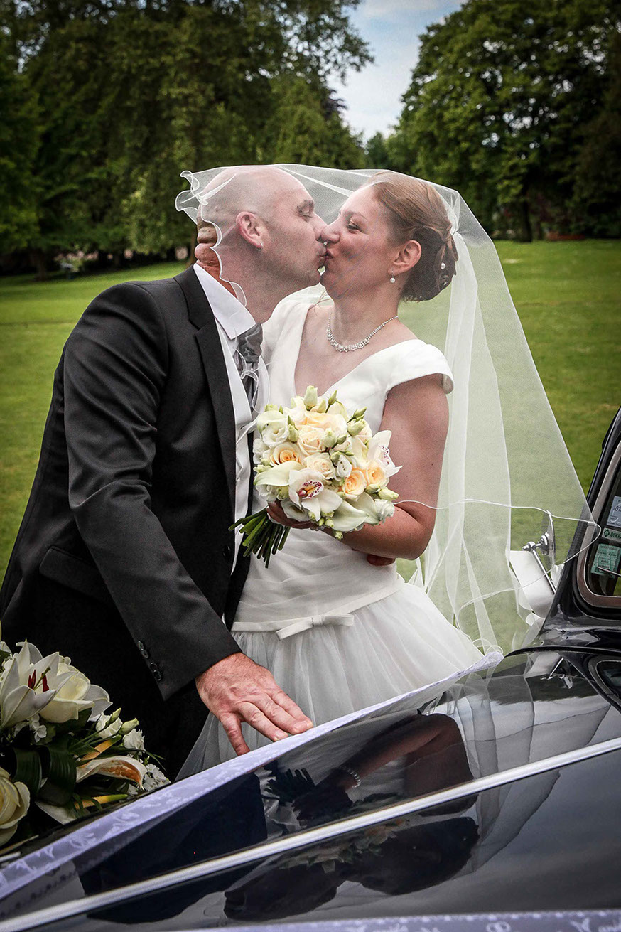 COUPLE FAISANT UN BISOU AVEC LE VOILE SUR LA FIGURE