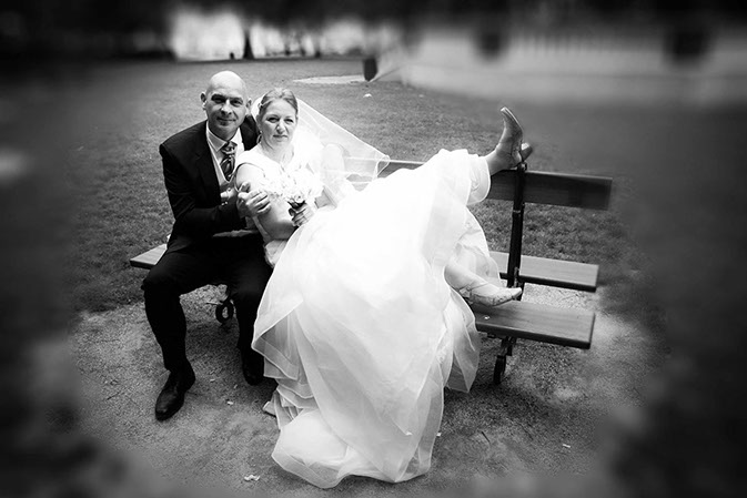 COUPLE ASSIS SUR UN BANC EN NOIR ET BLANC