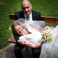 MARIEE ALLONGEE SUR UN BANC AVEC LA TETE POSEE SUR LES GENOUX DE SON MARI QUI EST ASSIS