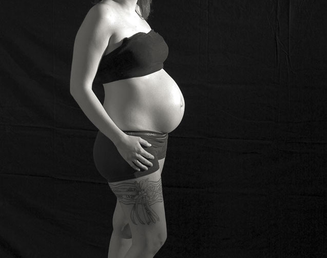 celine enceinte debout en studio