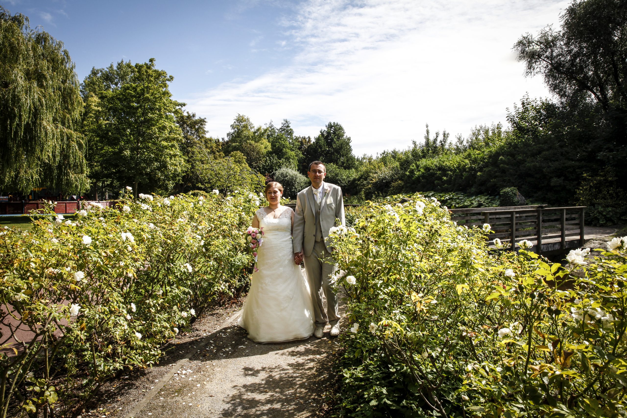 Cathy et Fabien promenade dans une roseraie de grande synthe