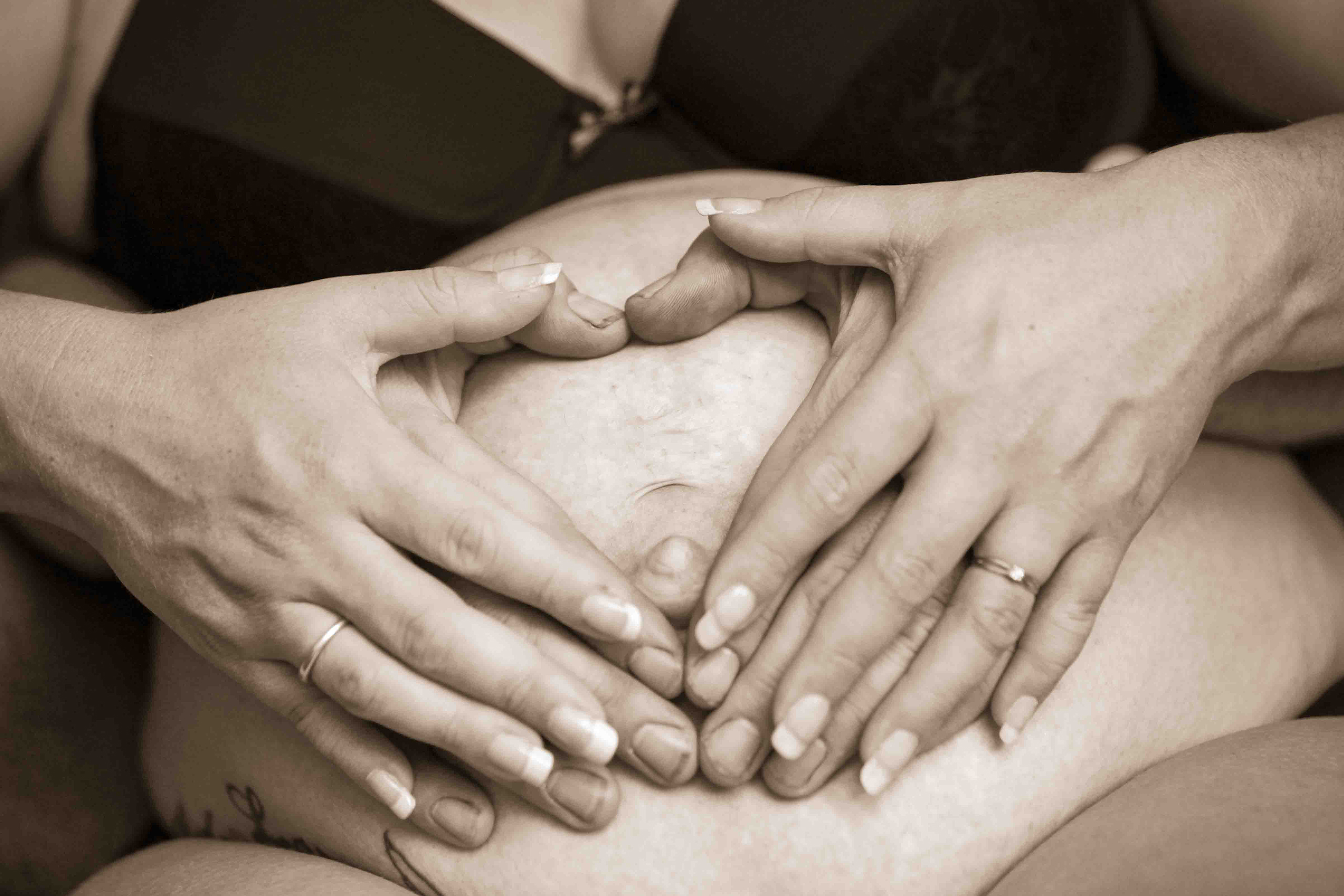 coeur avec femme enceinte a pregnant woman holding her hands around her belly