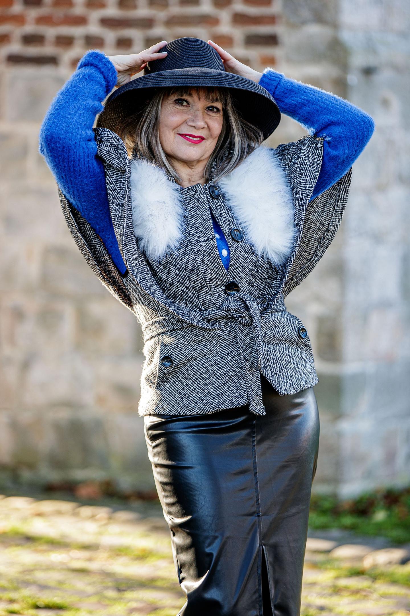 SOMAIN-224 a woman in a hat